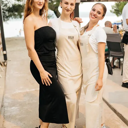 לינה וארוחת בוקר Galija 3*