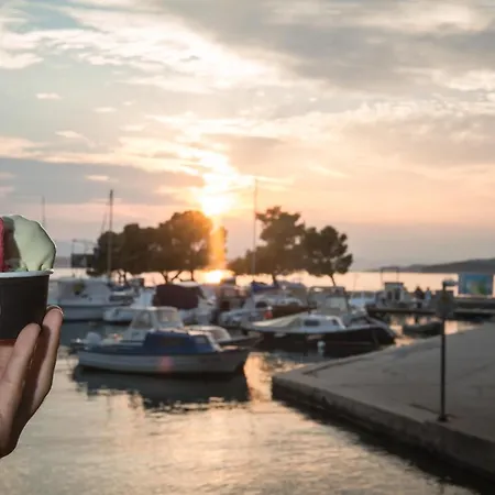 לינה וארוחת בוקר Galija קריקווניצה